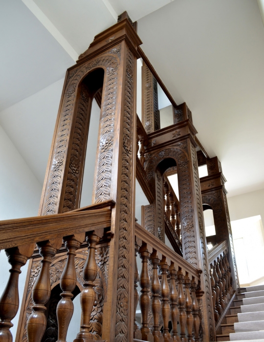 Hand Carved Oak Staircase with Turned Balusters and Heavy sectioned Handrails