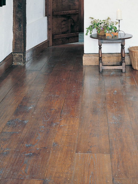 Random width medium character Oak Flooring